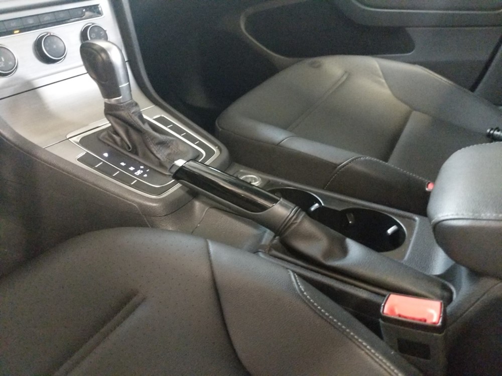 2015 Volkswagen Golf - Center Console/Cup Holders