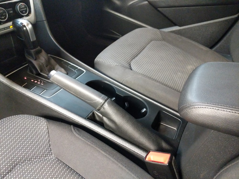 2016 Volkswagen Passat - Center Console/Cup Holders