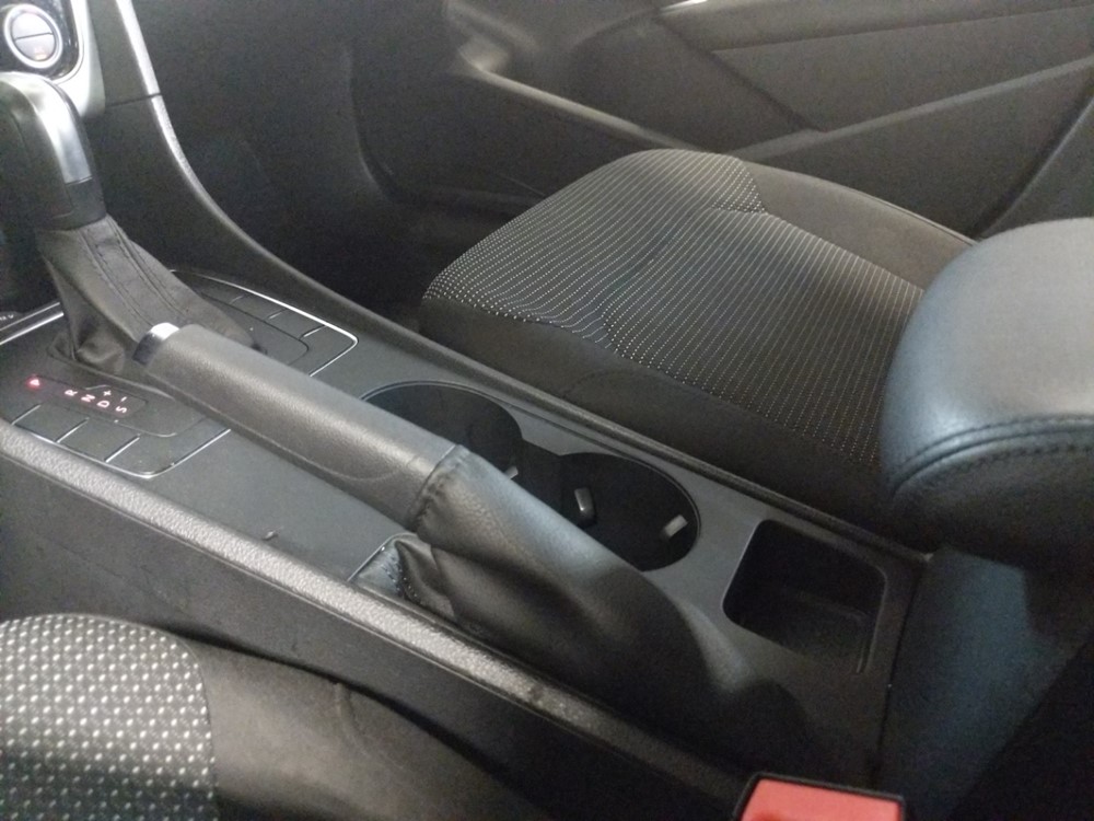 2017 Volkswagen Passat - Center Console/Cup Holders