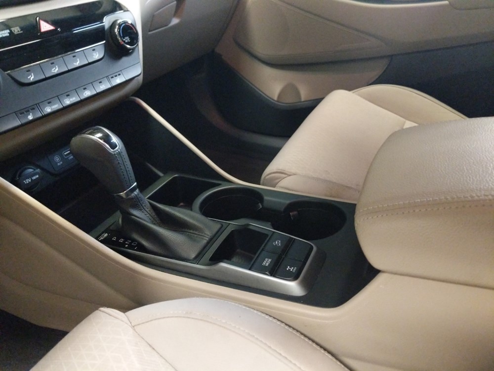 2016 Hyundai Tucson - Center Console/Cup Holders