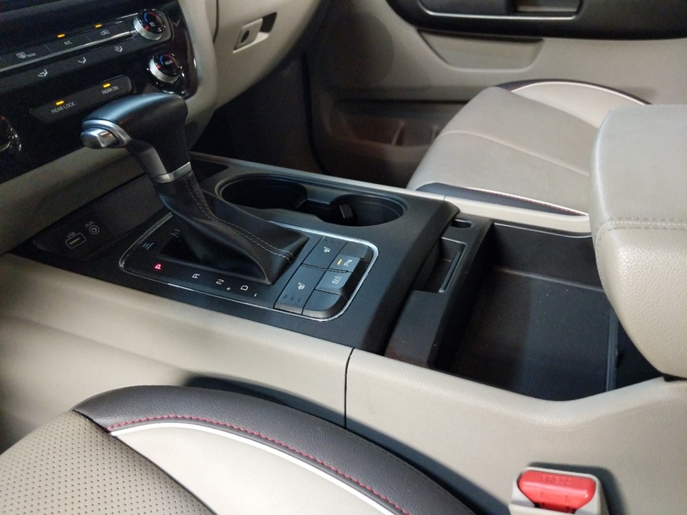 2018 Kia Sedona - Center Console/Cup Holders