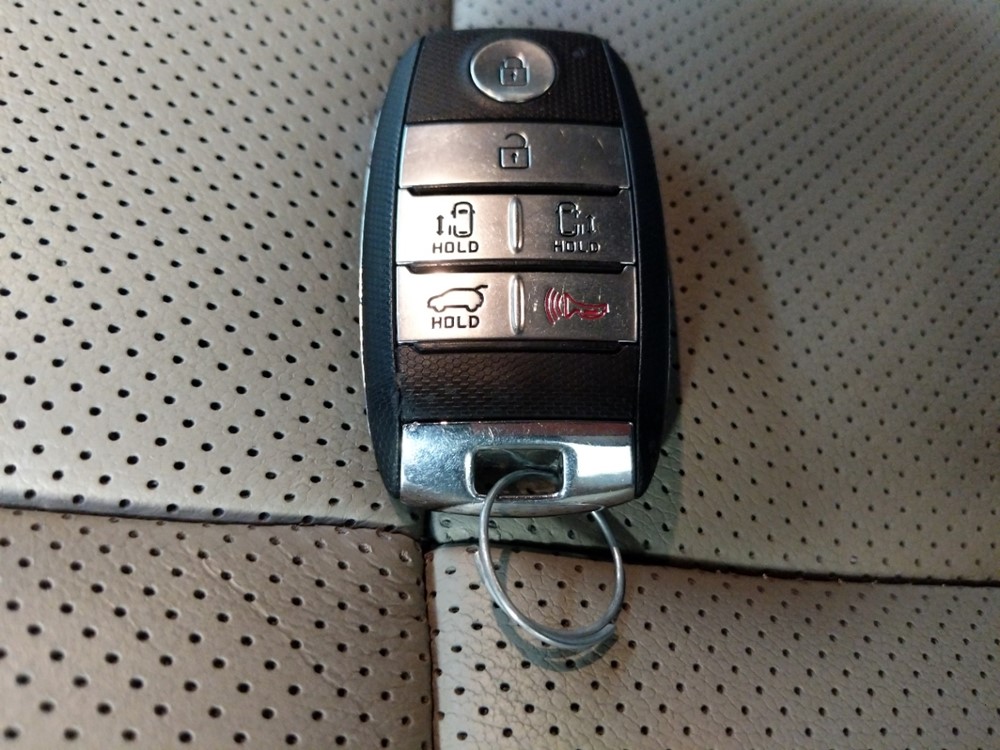 2018 Kia Sedona - Keys