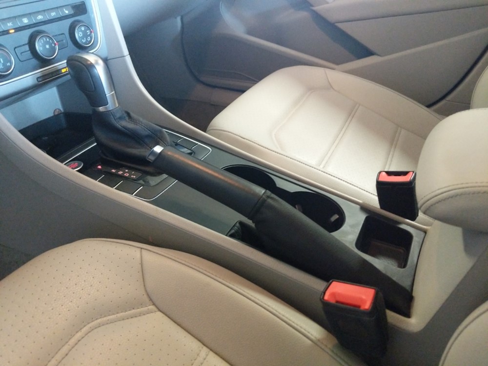 2015 Volkswagen Passat - Center Console/Cup Holders