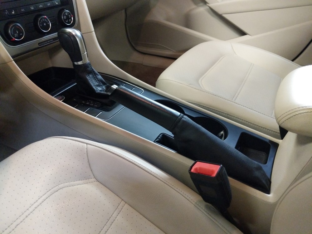 2015 Volkswagen Passat - Center Console/Cup Holders