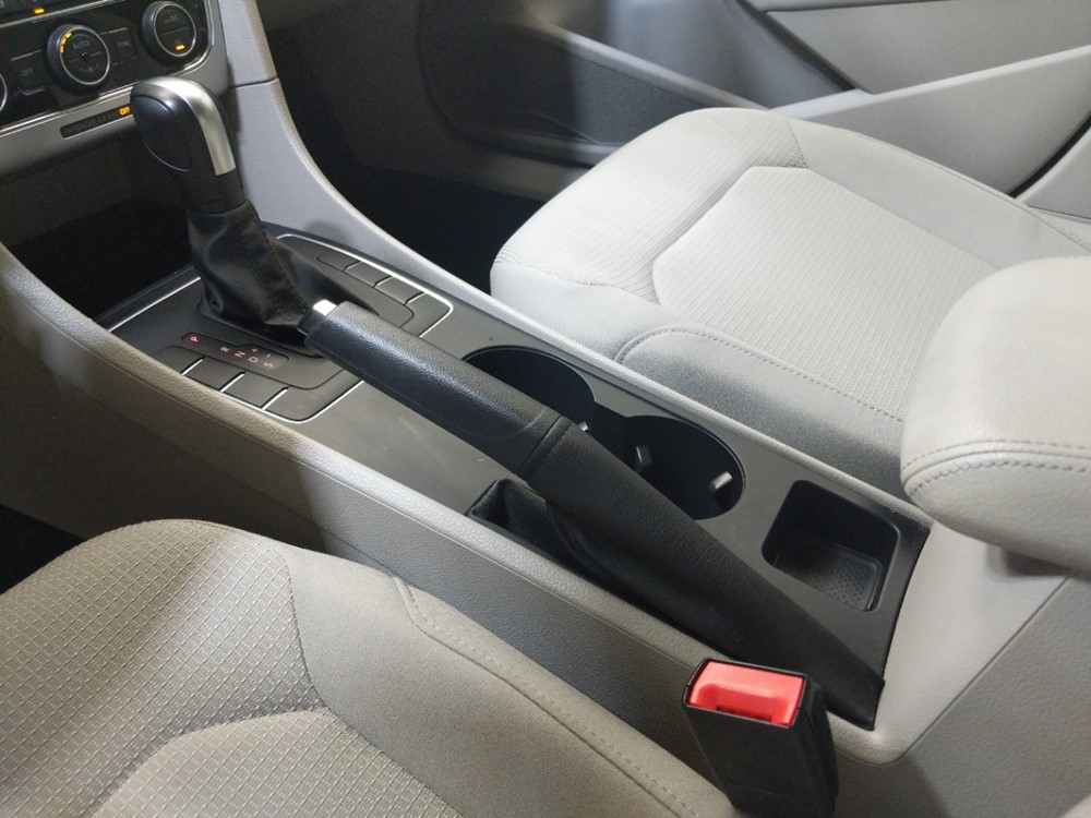 2016 Volkswagen Passat - Center Console/Cup Holders