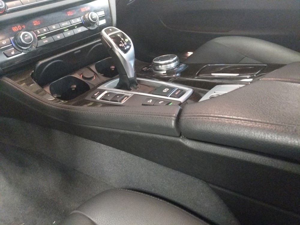 2016 BMW 528i - Center Console/Cup Holders