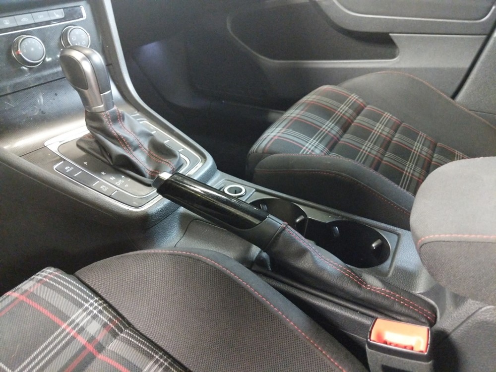 2017 Volkswagen Golf - Center Console/Cup Holders