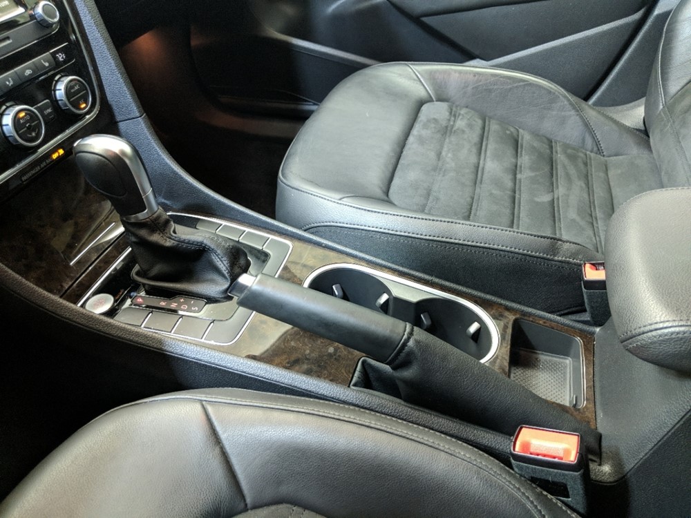 2015 Volkswagen Passat - Center Console/Cup Holders