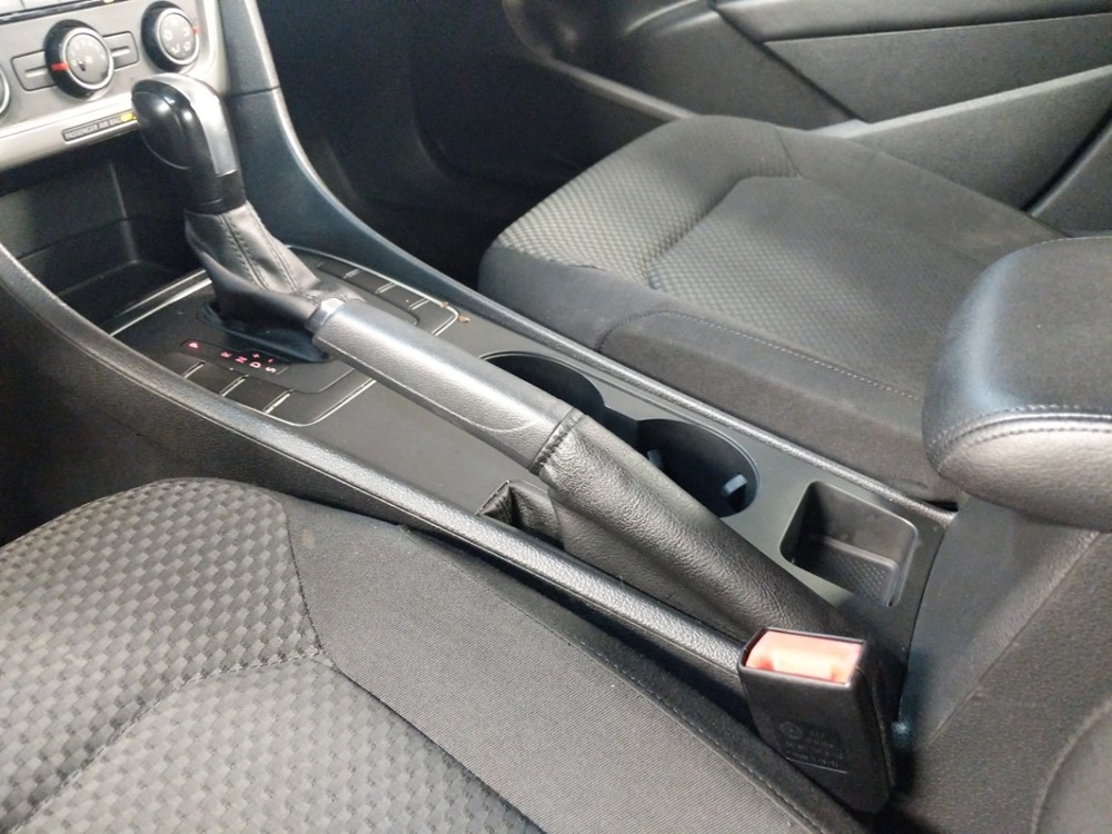 2015 Volkswagen Passat - Center Console/Cup Holders