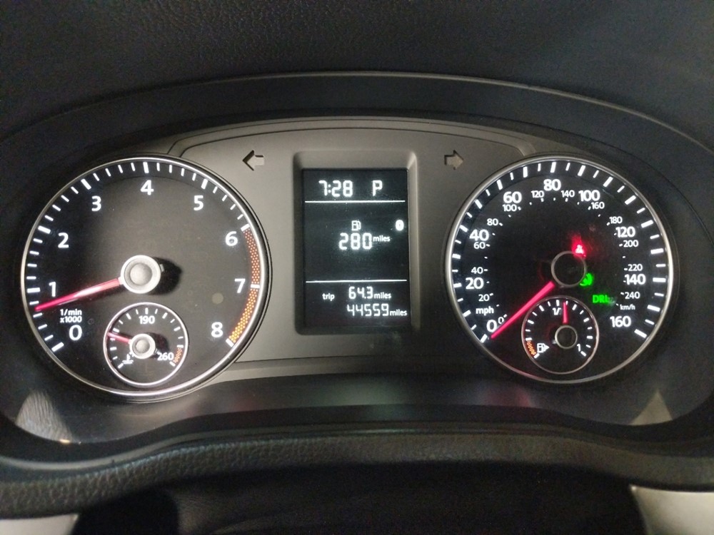 2015 Volkswagen Passat - Odometer Close Up