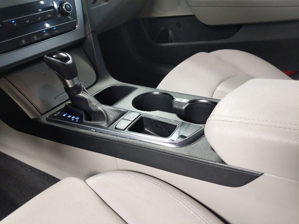 2017 Hyundai Sonata - Center Console/Cup Holders