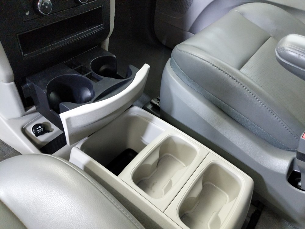 2012 Volkswagen Routan - Center Console/Cup Holders