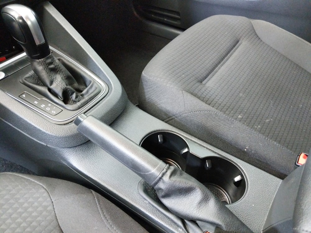 2015 Volkswagen Jetta - Center Console/Cup Holders