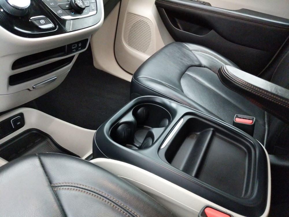 2018 Chrysler Pacifica - Center Console/Cup Holders
