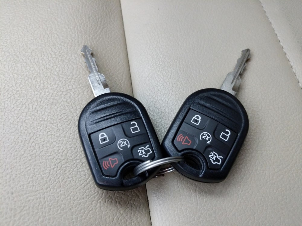 2016 Ford Taurus - Keys