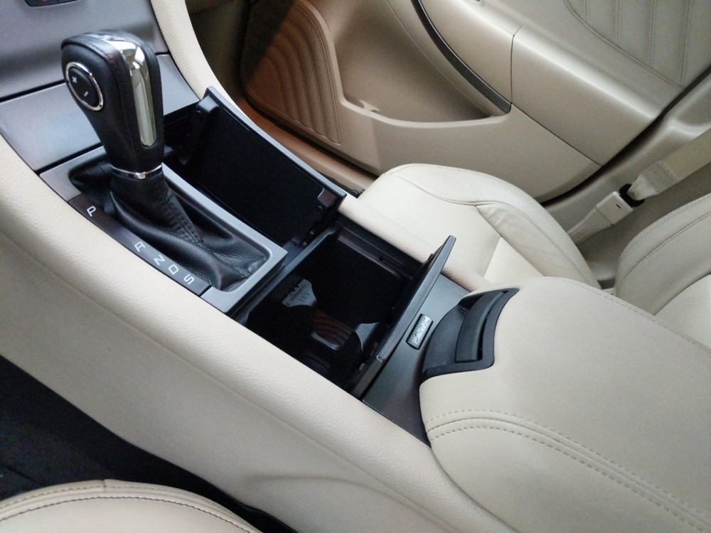 2016 Ford Taurus - Center Console/Cup Holders