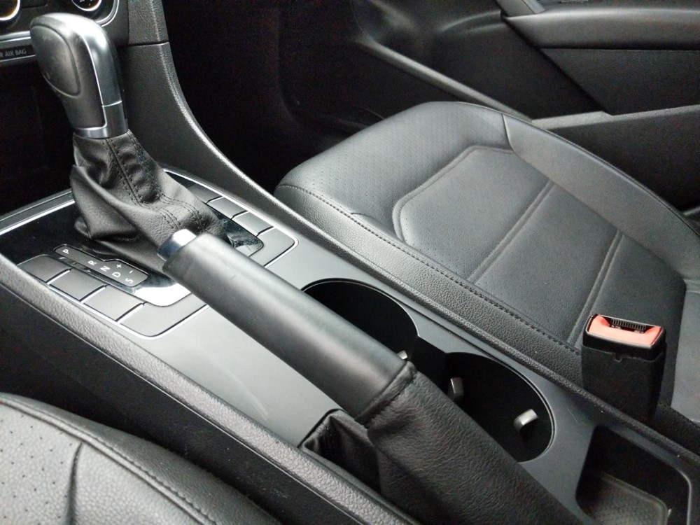 2015 Volkswagen Passat - Center Console/Cup Holders