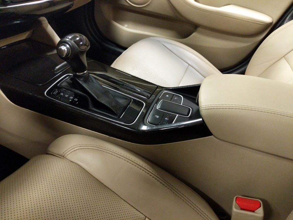 2014 Kia Cadenza - Center Console/Cup Holders