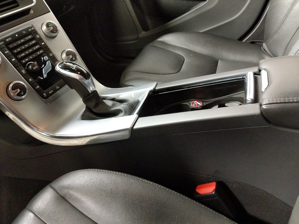 2017 Volvo V60 - Center Console/Cup Holders
