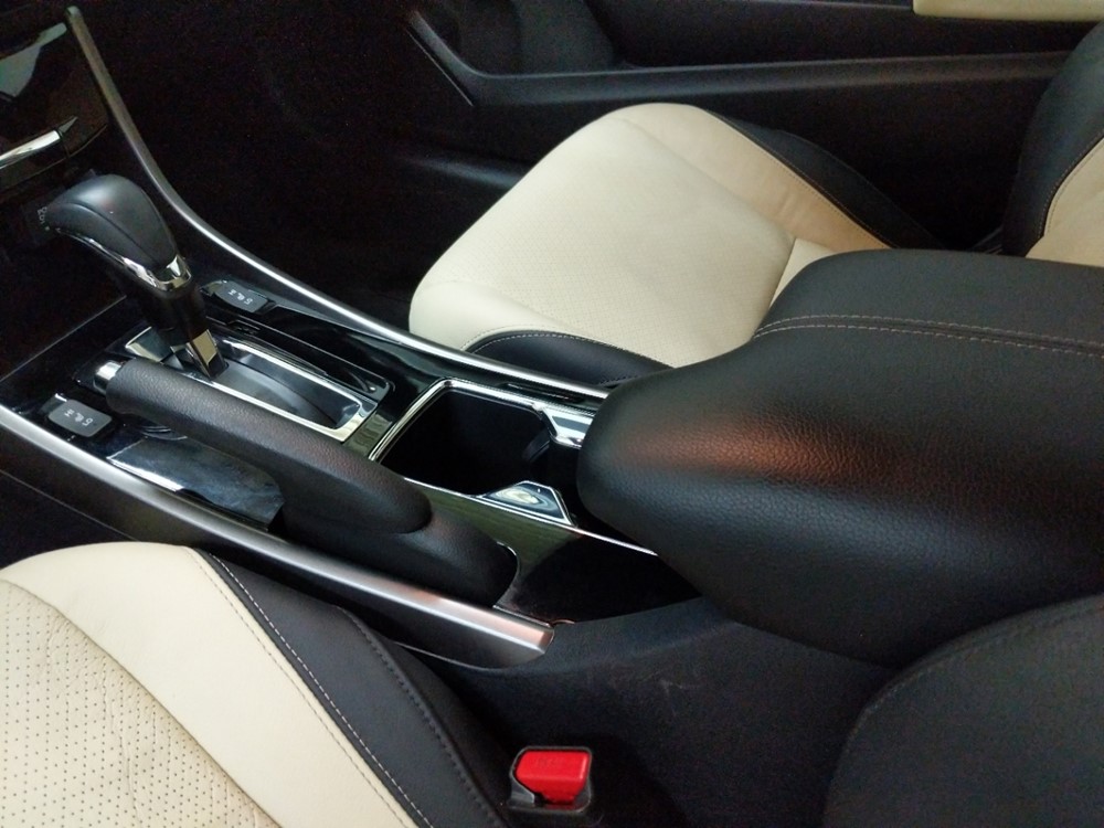 2017 Honda Accord - Center Console/Cup Holders