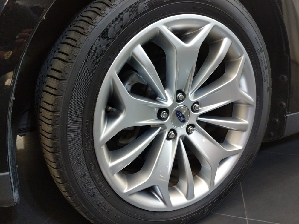 2017 Ford Taurus - Wheel