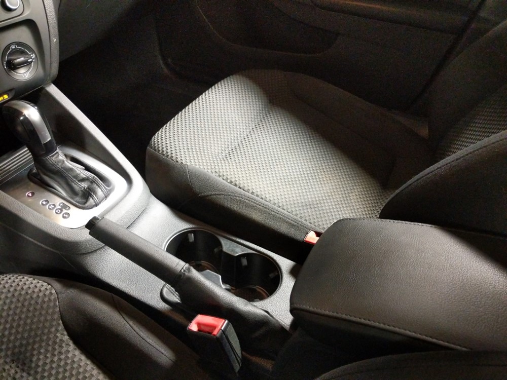 2014 Volkswagen Jetta - Center Console/Cup Holders