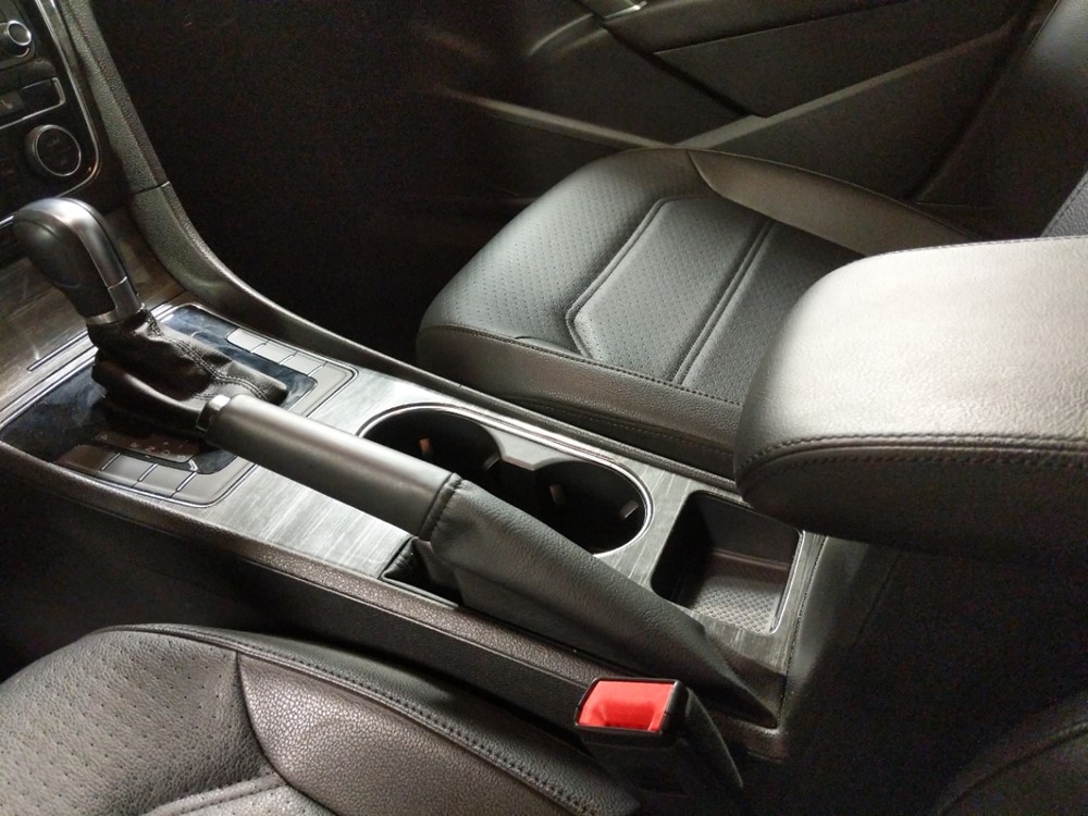 2016 Volkswagen Passat - Center Console/Cup Holders