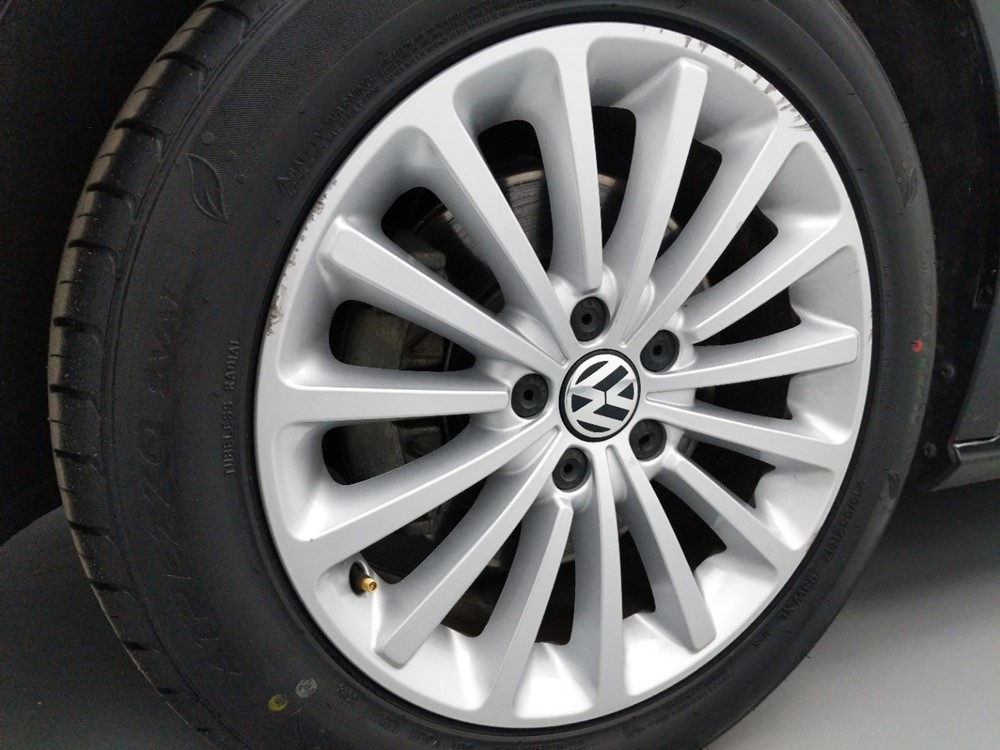 2016 Volkswagen Passat - Wheel
