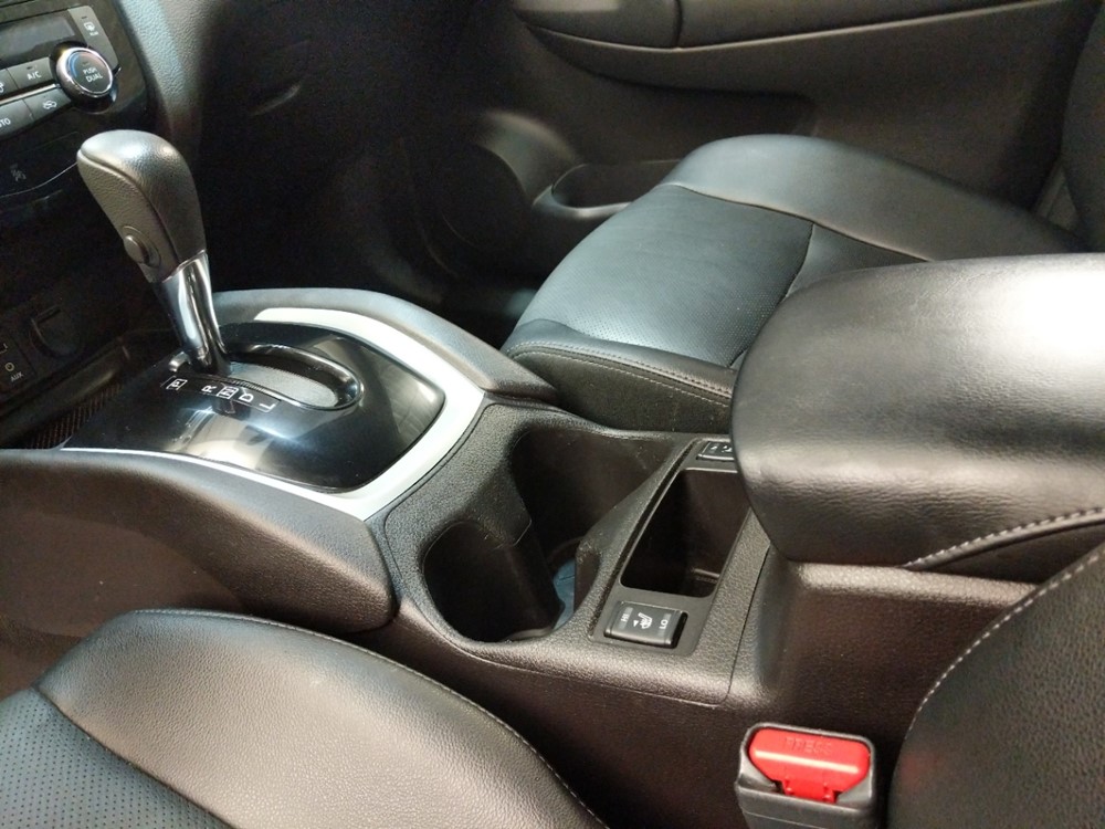 2016 Nissan Rogue - Center Console/Cup Holders