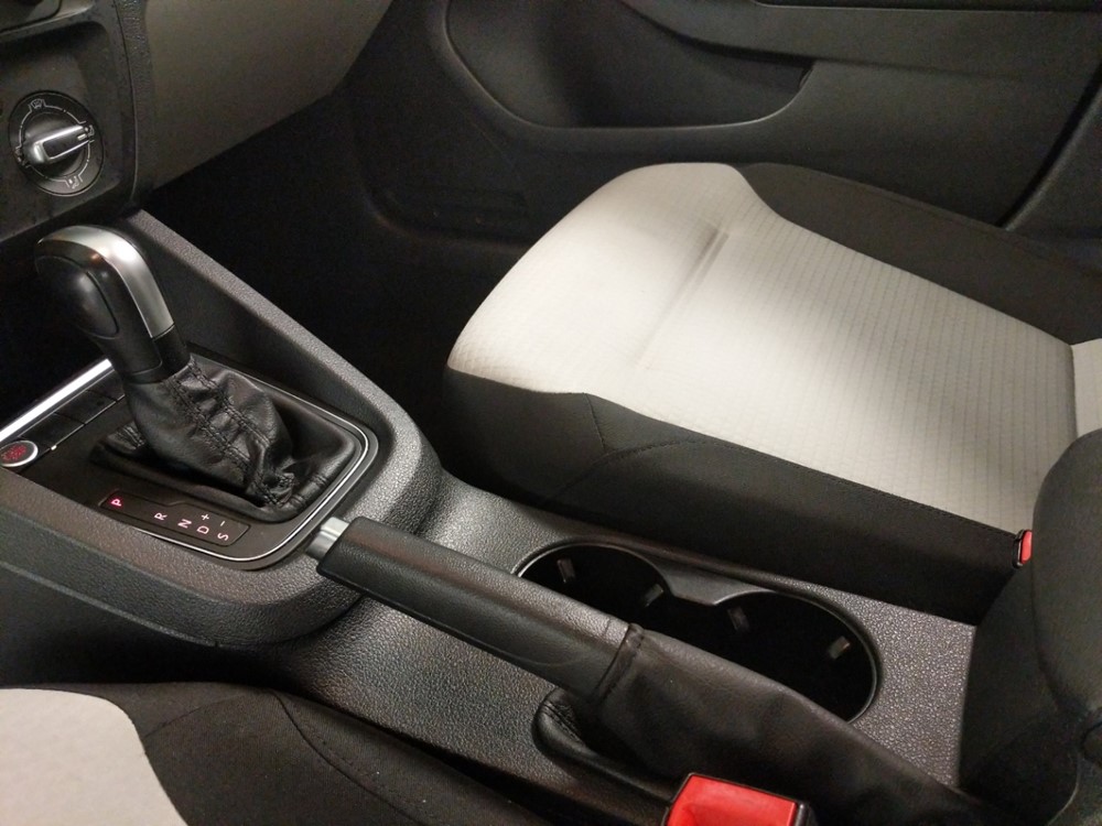 2015 Volkswagen Jetta - Center Console/Cup Holders