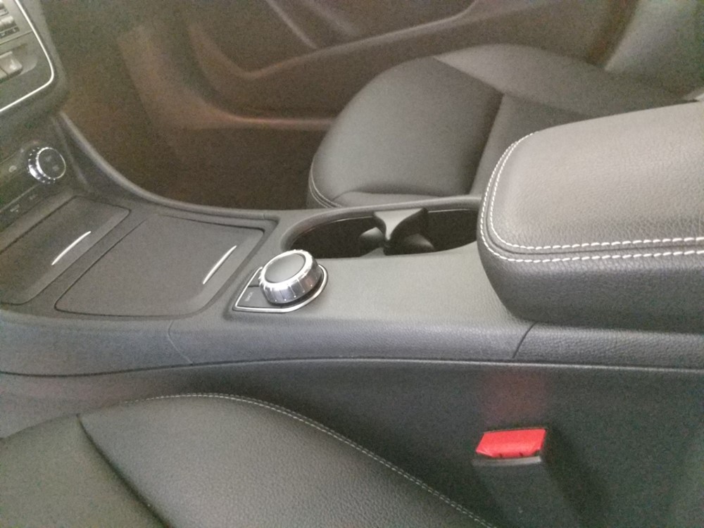 2015 Mercedes-Benz GLA250 - Center Console/Cup Holders