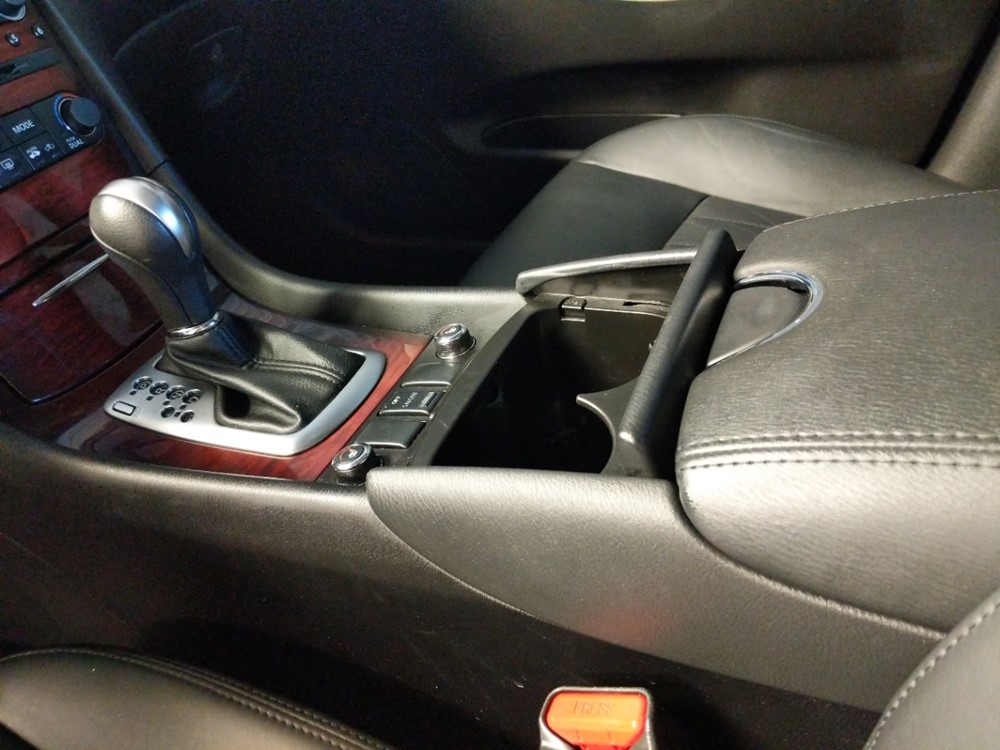 2016 INFINITI QX50 - Center Console/Cup Holders