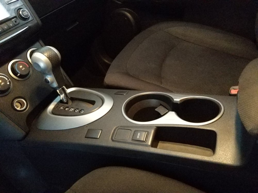 2015 Nissan Rogue - Center Console/Cup Holders