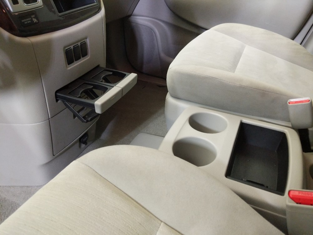 2017 Nissan Quest - Center Console/Cup Holders