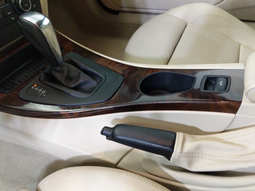 2010 BMW 328i - Center Console/Cup Holders