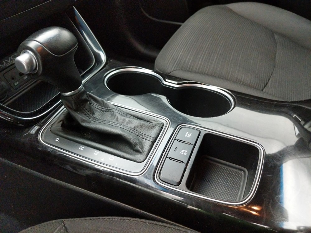 2014 Kia Sorento - Center Console/Cup Holders