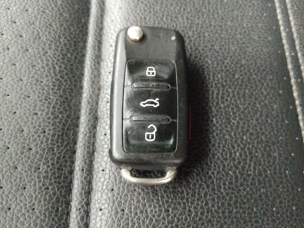 2016 Volkswagen Passat - Keys