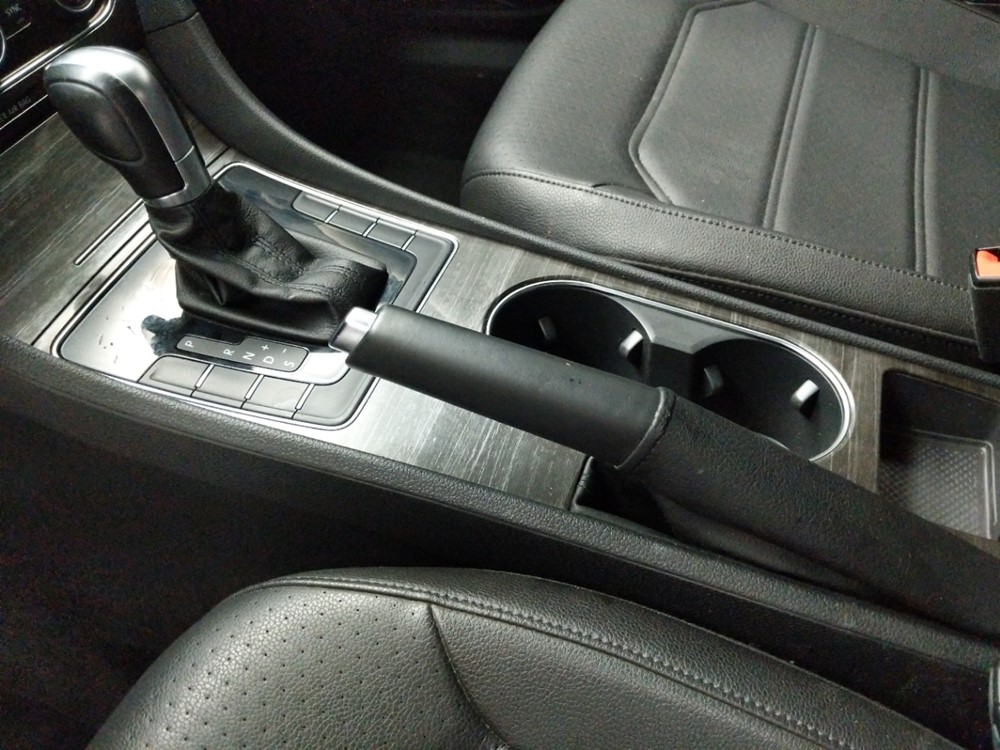 2016 Volkswagen Passat - Center Console/Cup Holders