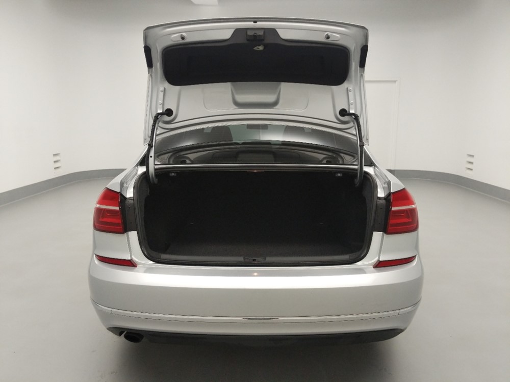 2016 Volkswagen Passat - Trunk