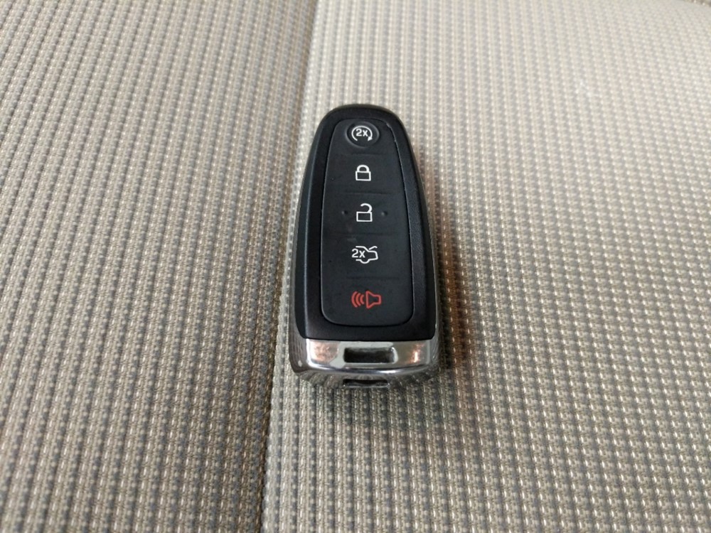 2016 Ford Taurus - Keys
