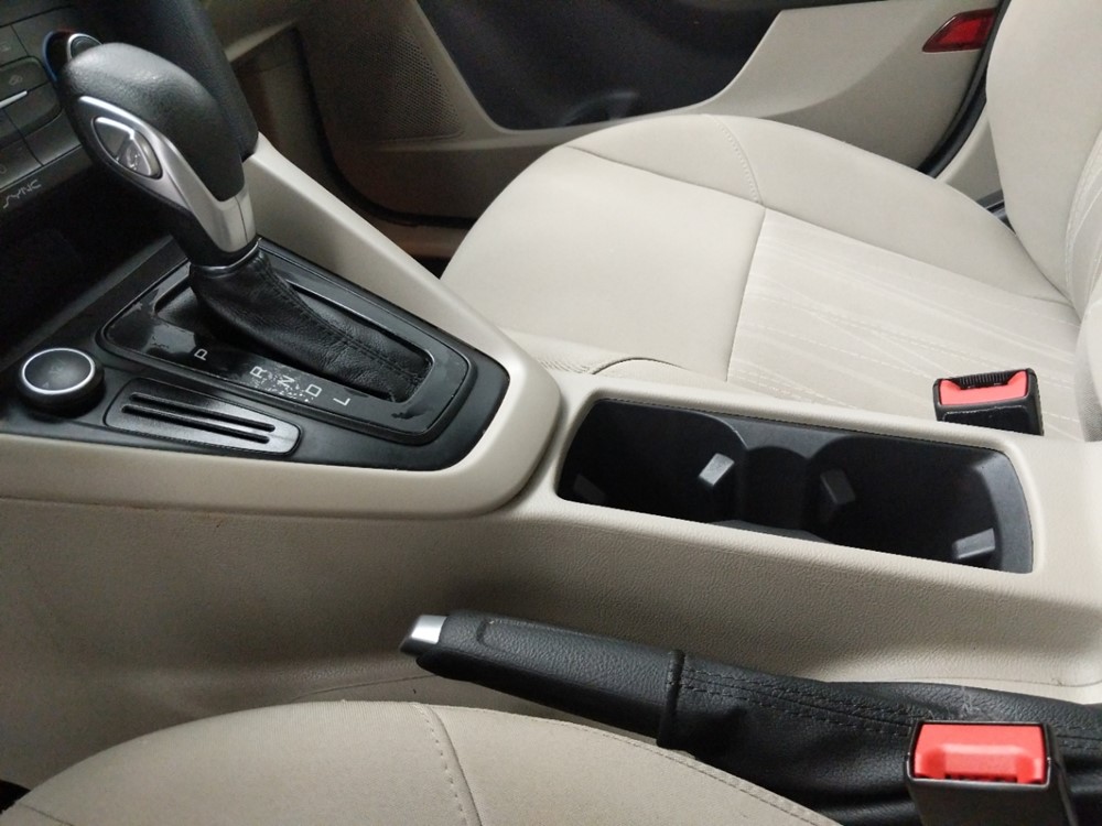 2017 Ford Focus - Center Console/Cup Holders
