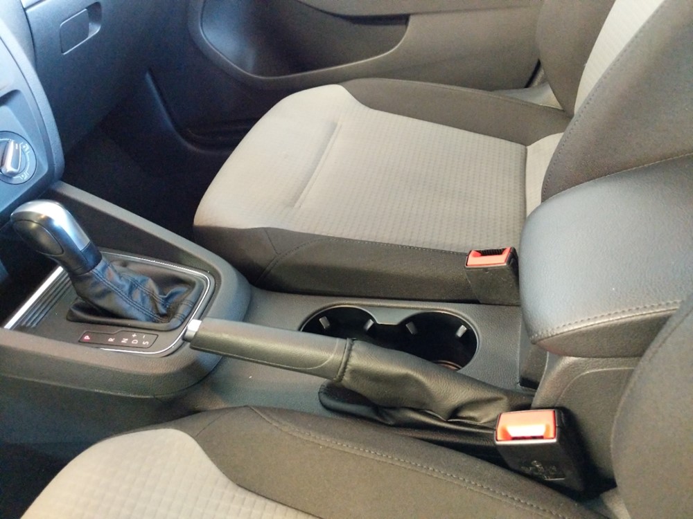 2017 Volkswagen Jetta - Center Console/Cup Holders