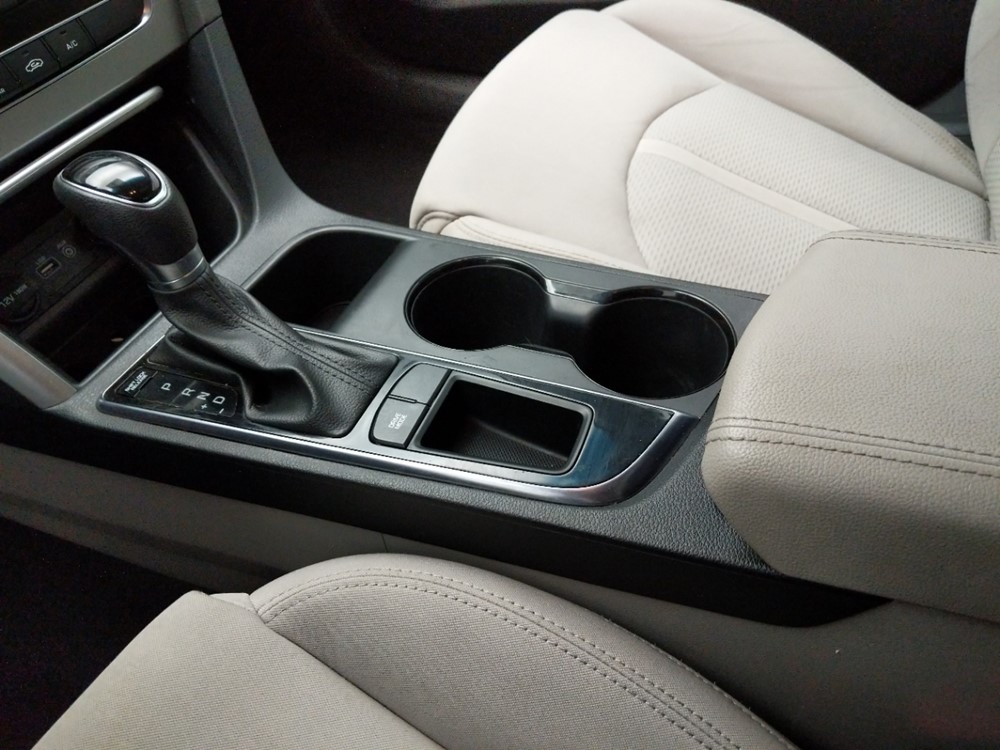2017 Hyundai Sonata - Center Console/Cup Holders