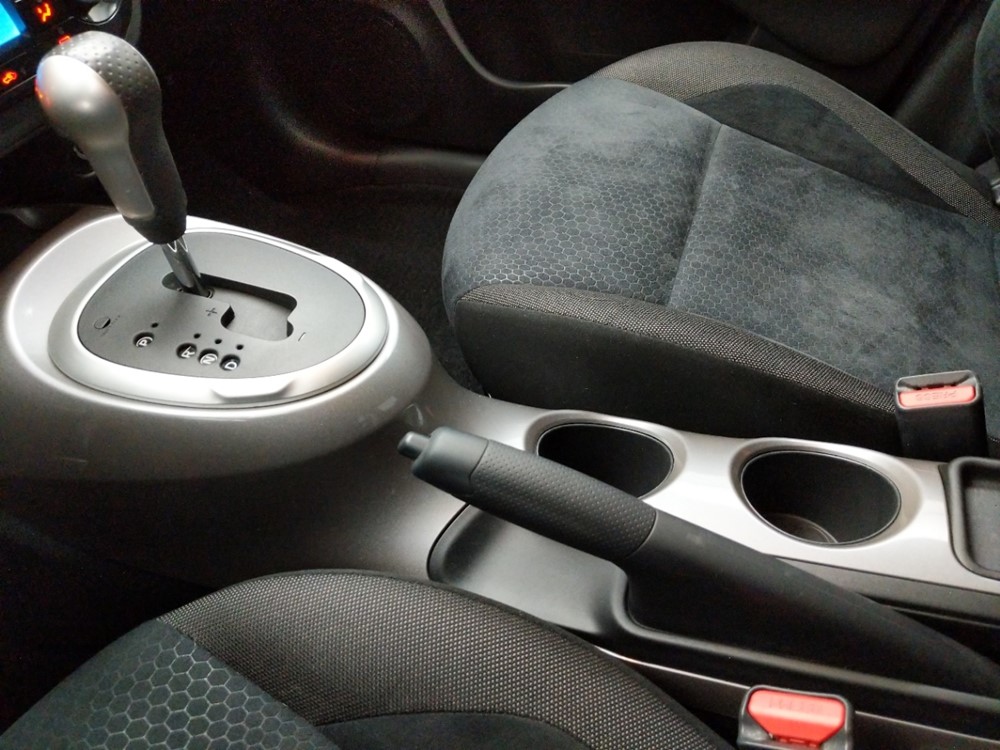 2011 Nissan JUKE - Center Console/Cup Holders