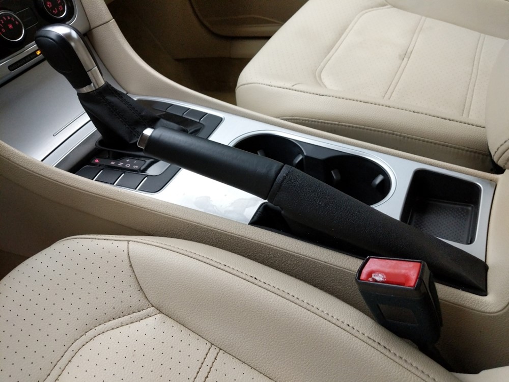 2013 Volkswagen Passat - Center Console/Cup Holders