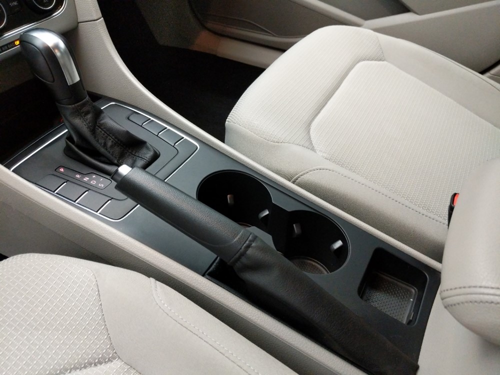 2017 Volkswagen Passat - Center Console/Cup Holders