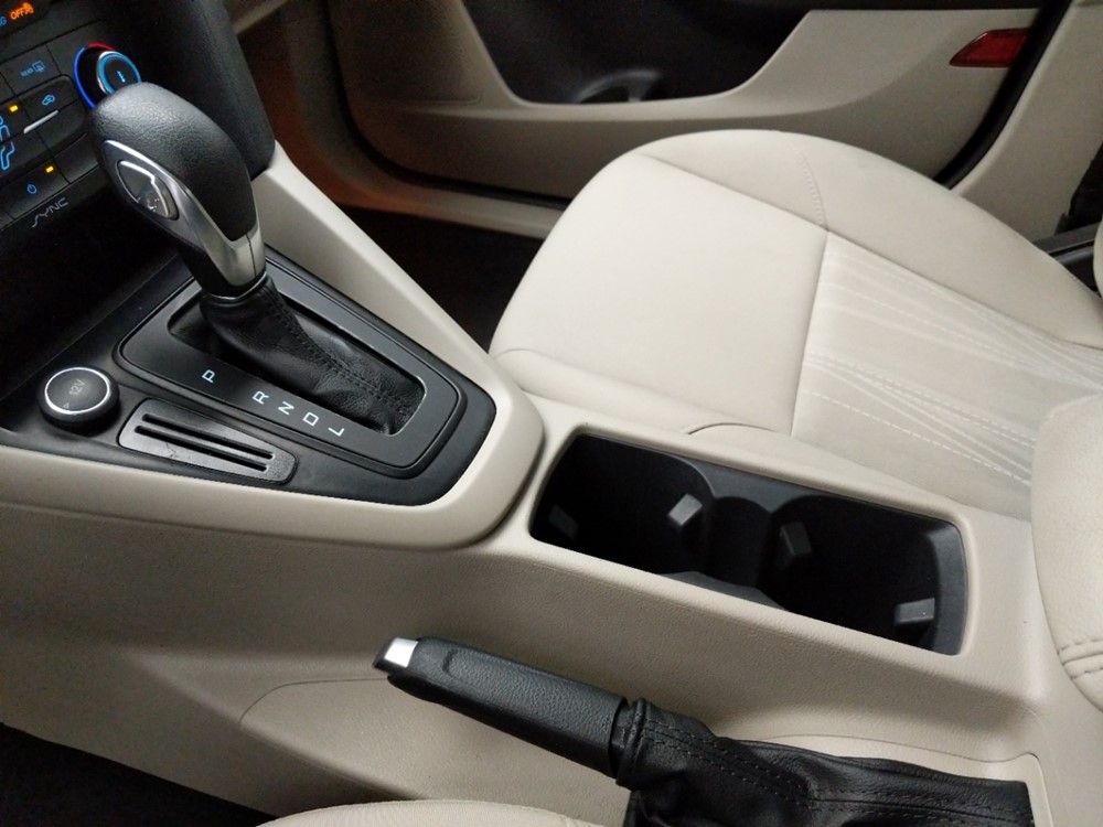 2017 Ford Focus - Center Console/Cup Holders