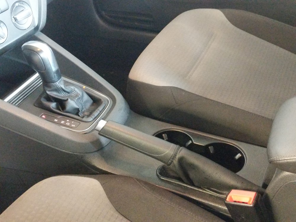 2017 Volkswagen Jetta - Center Console/Cup Holders