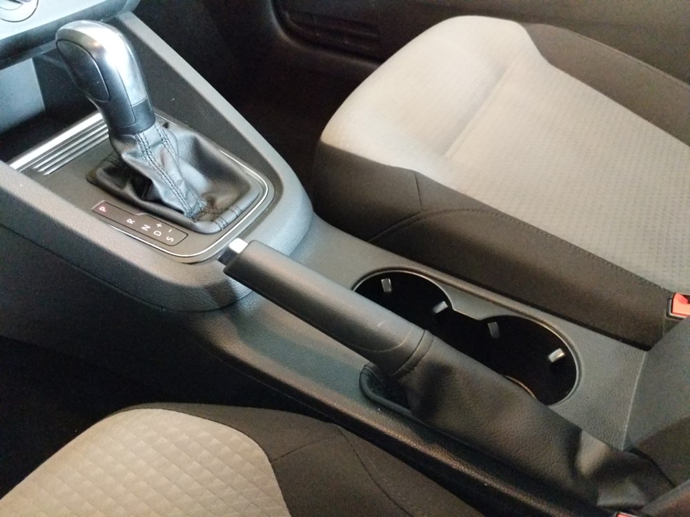 2017 Volkswagen Jetta - Center Console/Cup Holders