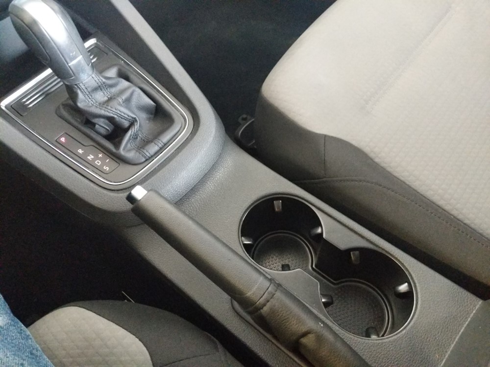 2017 Volkswagen Jetta - Center Console/Cup Holders